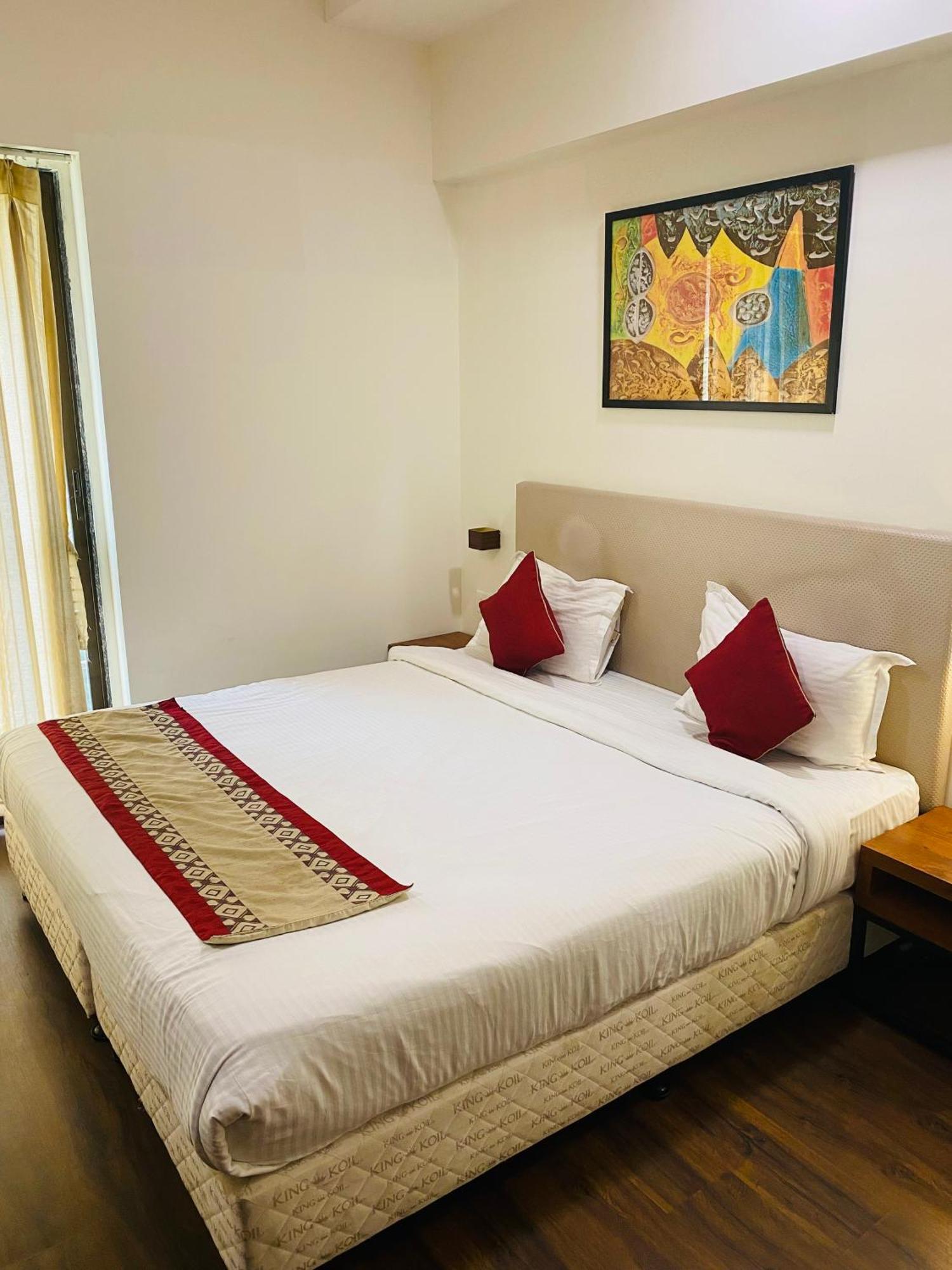 Mumbai House Luxury Apartments Santacruz East, Mumbai Exteriör bild