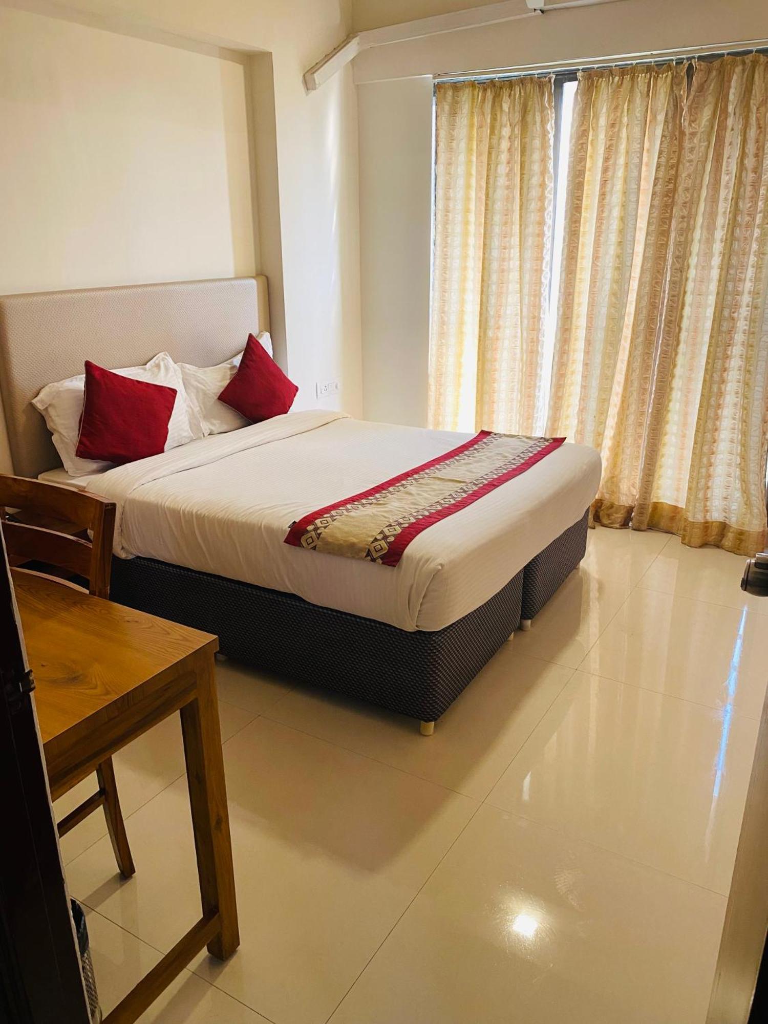 Mumbai House Luxury Apartments Santacruz East, Mumbai Exteriör bild
