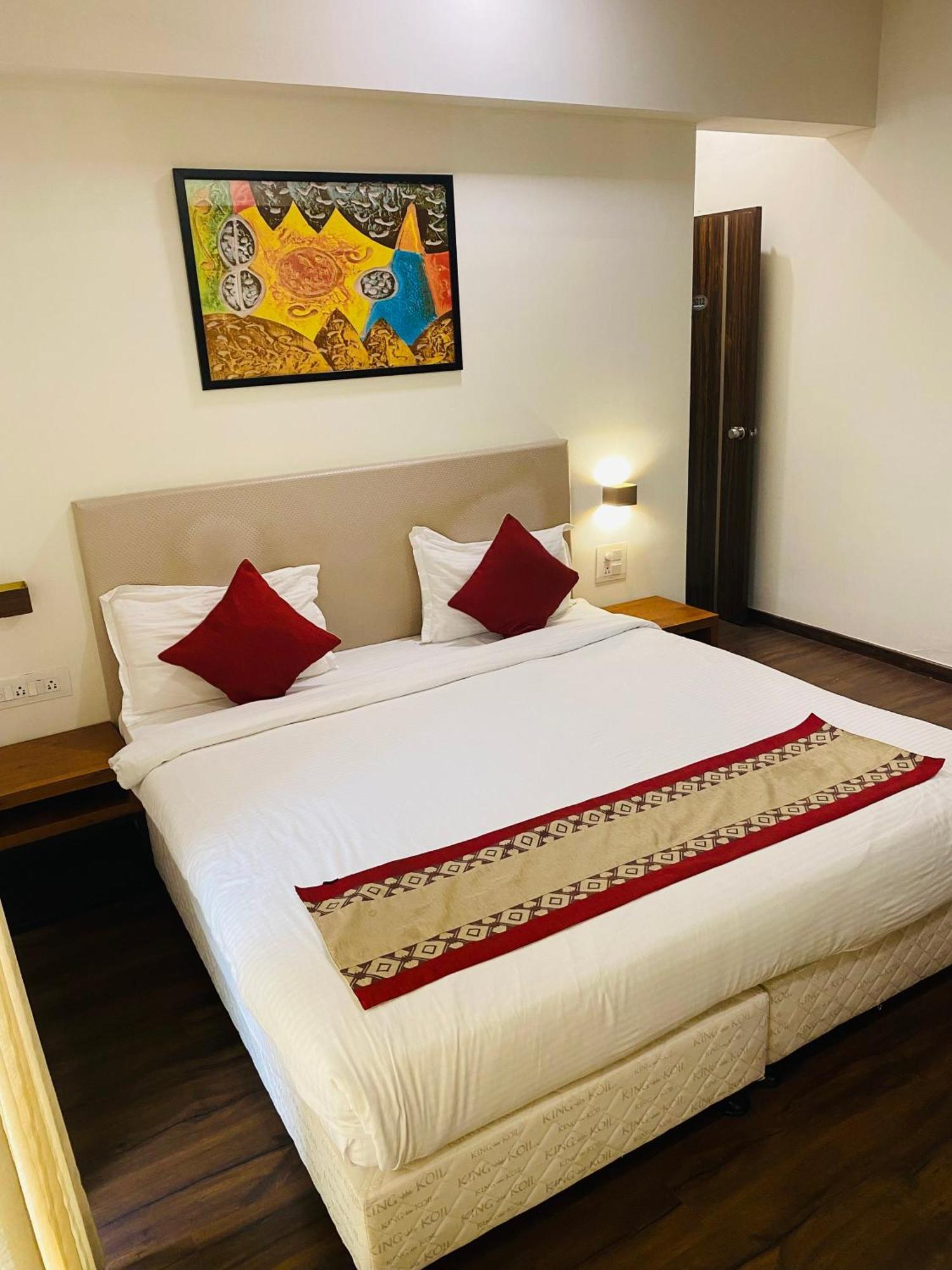 Mumbai House Luxury Apartments Santacruz East, Mumbai Exteriör bild