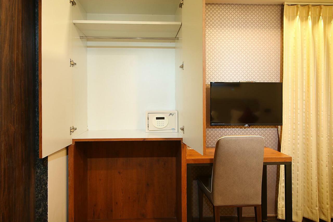 Mumbai House Luxury Apartments Santacruz East, Mumbai Exteriör bild