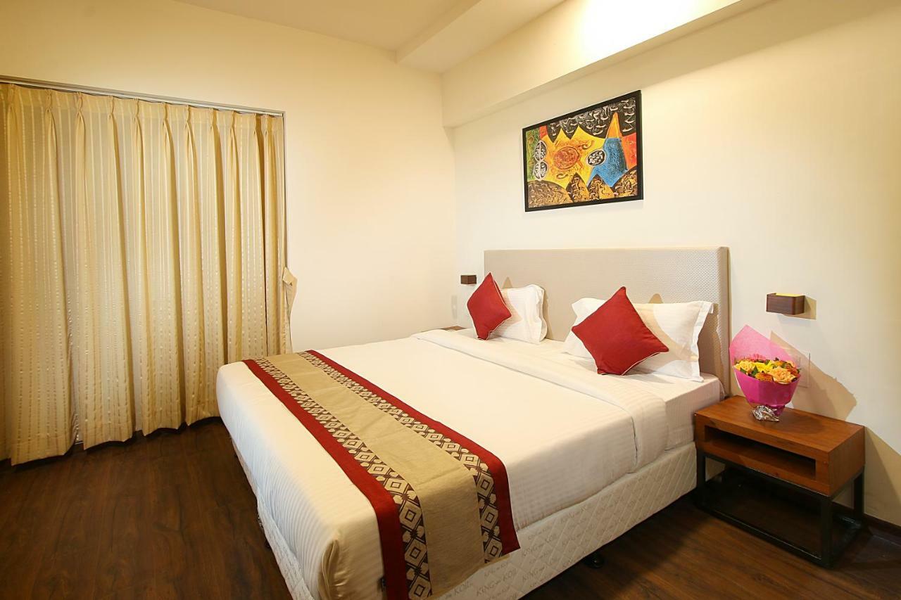 Mumbai House Luxury Apartments Santacruz East, Mumbai Exteriör bild
