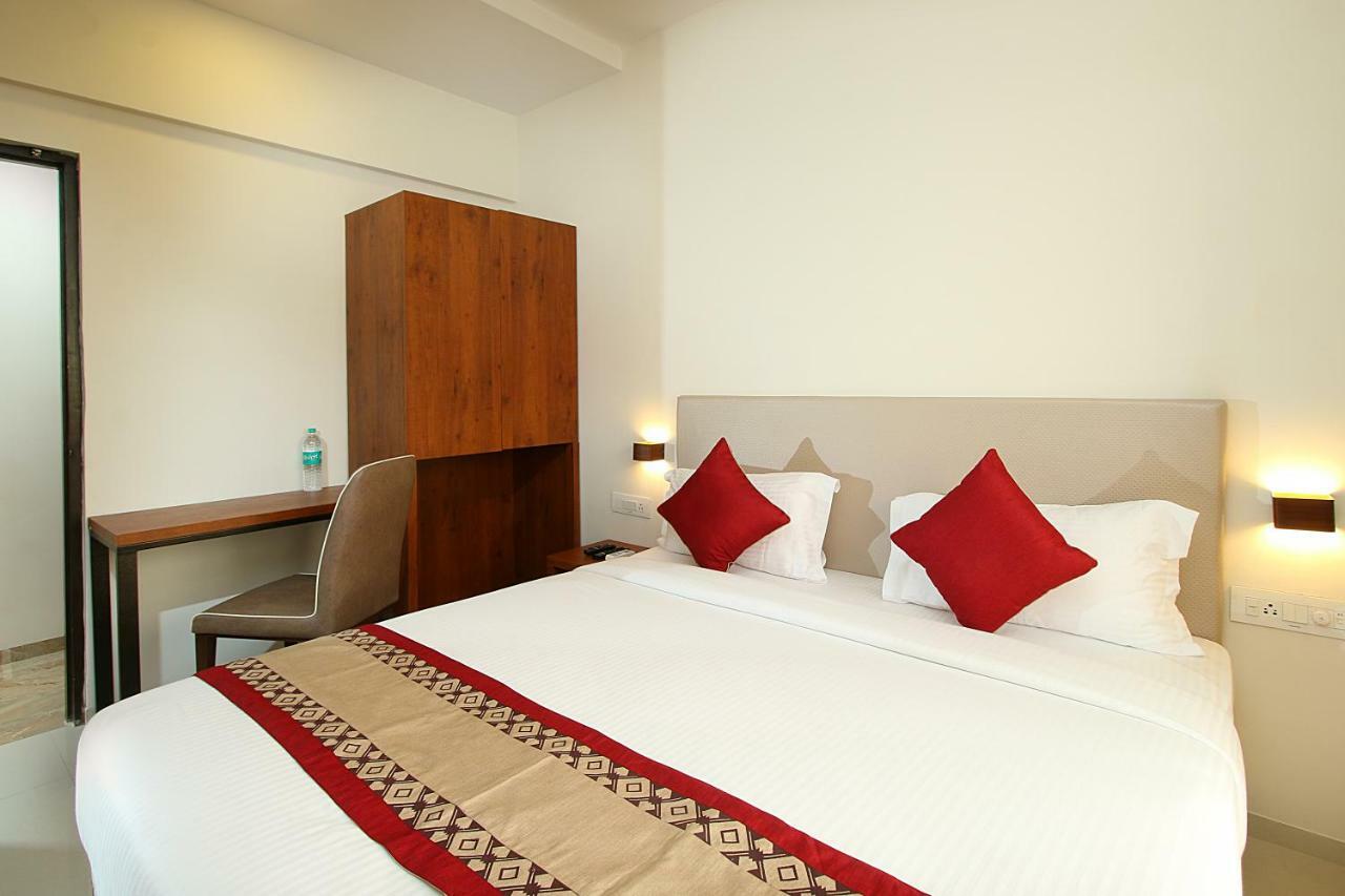 Mumbai House Luxury Apartments Santacruz East, Mumbai Exteriör bild